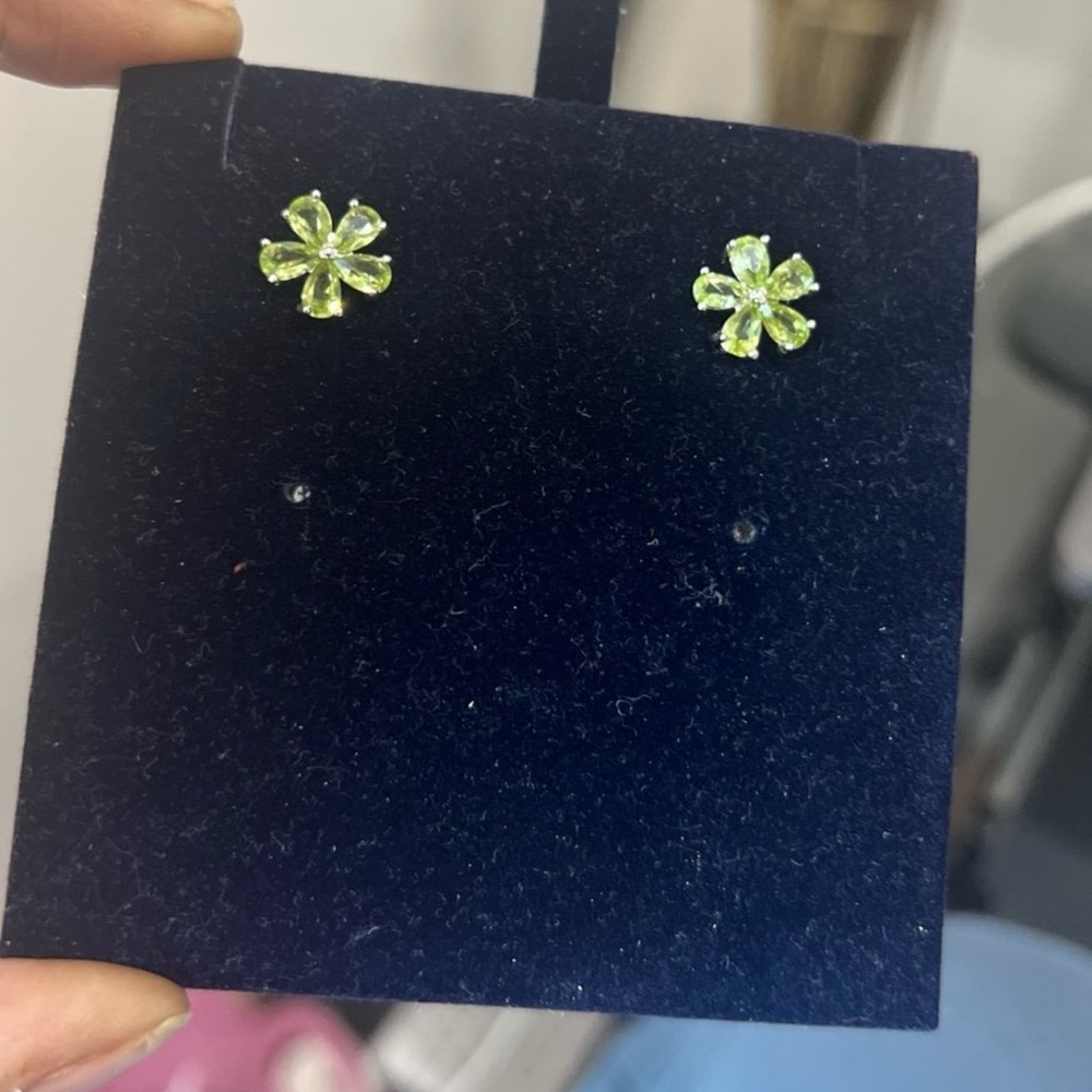 Natural peridot floral earrings on pure silver - Picture 9 of 10